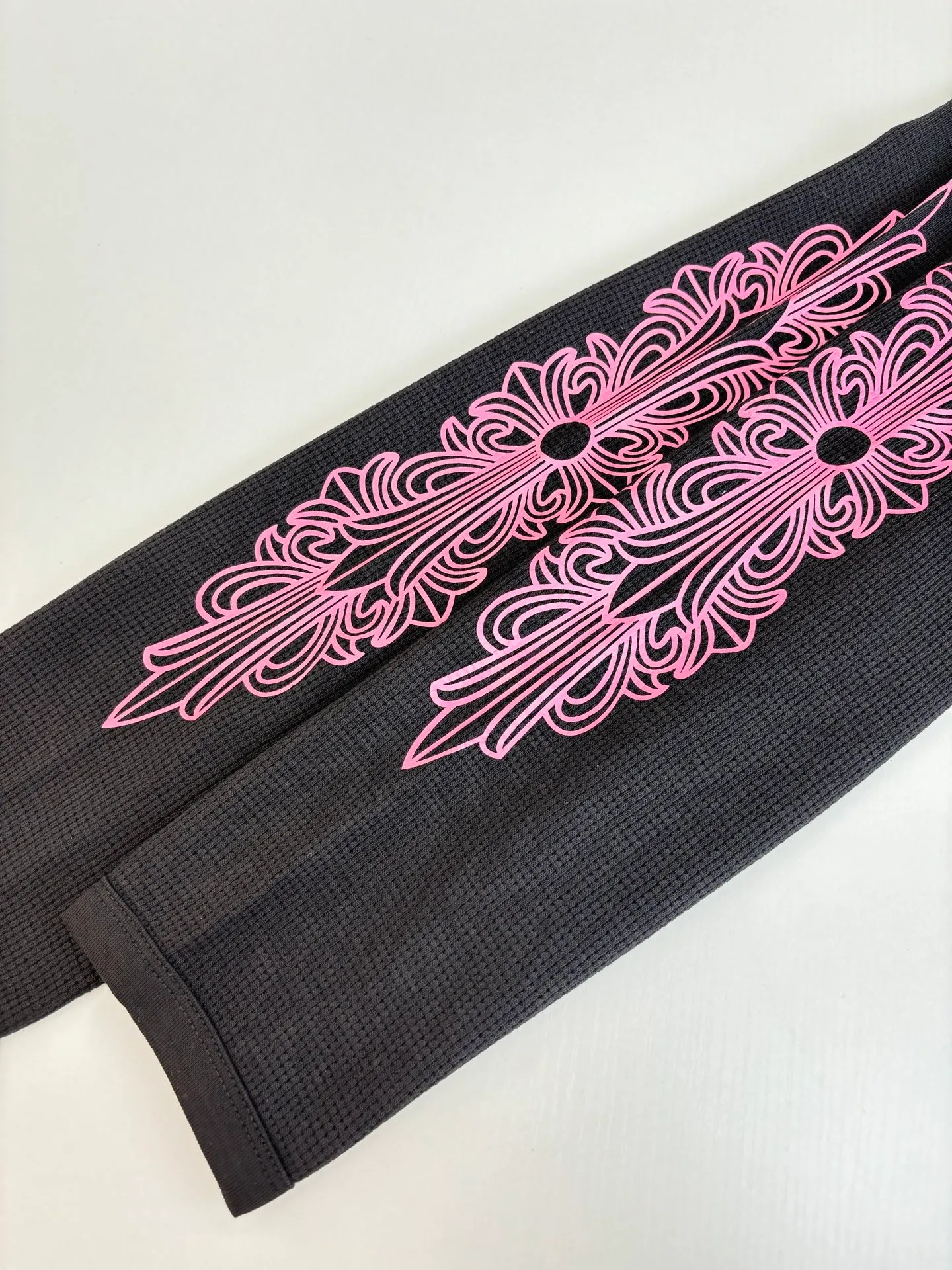 P330 Chrome Heart*/Chrome Heart USA limited CH black pink waffle. The fabric is made of 280g cotton waffle double-layer material. The printing is made of high-temperature heat transfer for garments. The embroidery is made of imported Tajima embroidery. Size: S/M/L